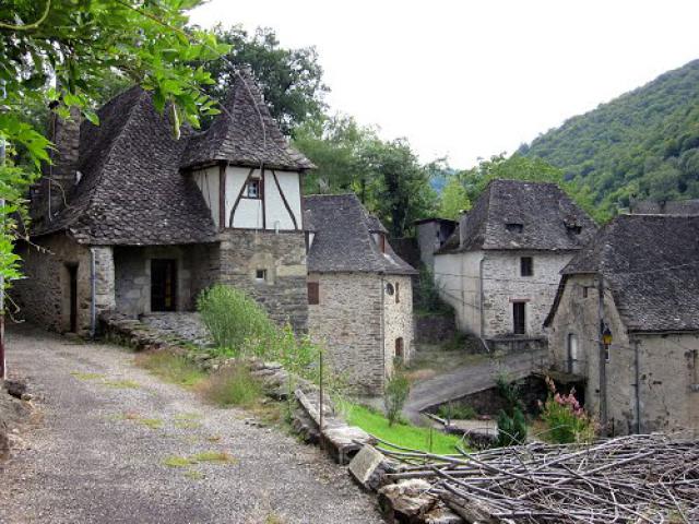 Arrivée à Laval de Cère et ses maisons du XVIème siècle