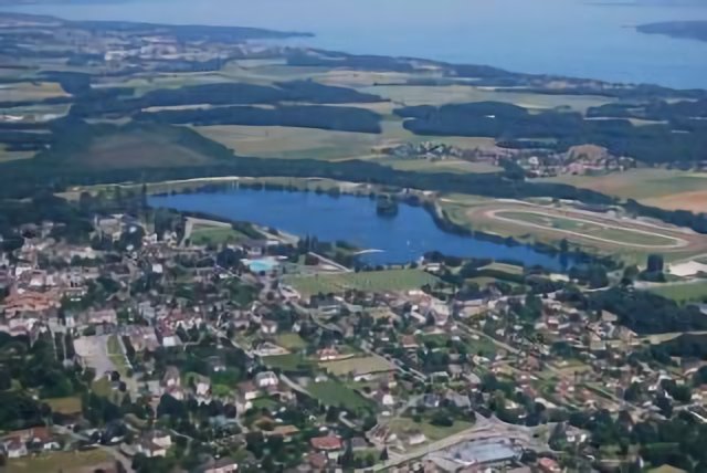 Lac de Divonne vu du ciel (par l'ouest)