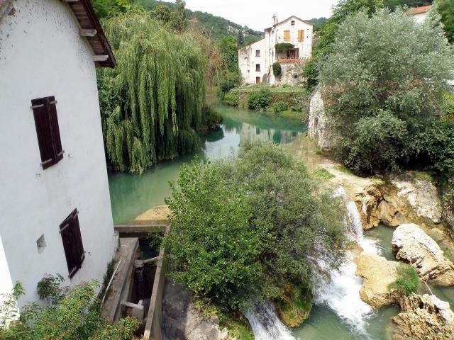 Vers, comm. et village du départ. du Lot, au confluent du Lot et du Vers. La rivière Vers près des moulins (visibles à gauche), avec…