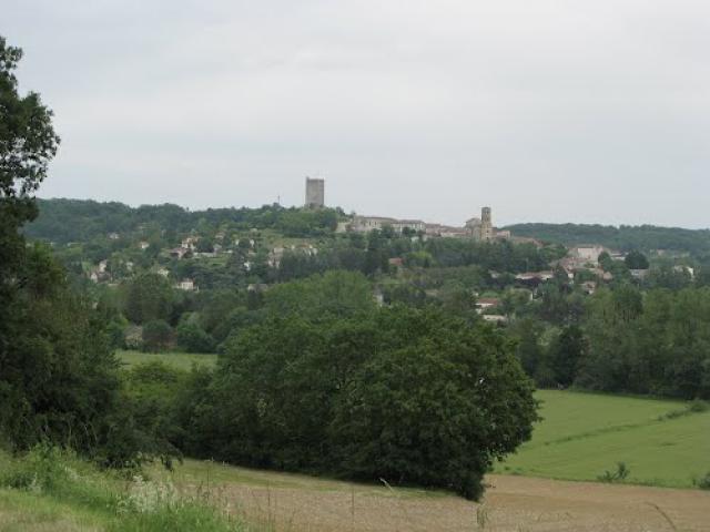 Montcuq sur sa colline.