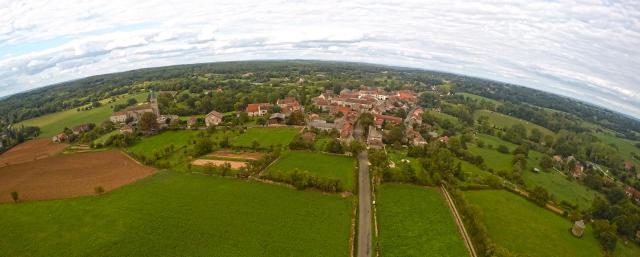 Vue aérienne du village de Beauregard