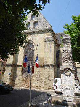Salviac - L'église Saint-Jacques-le-Majeur et le monument aux morts