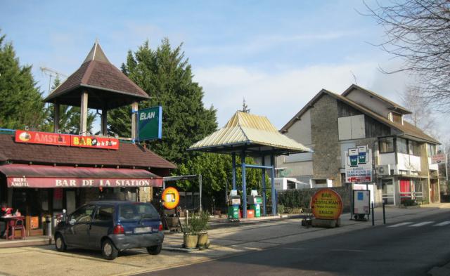 Vue de commerces au centre du village d'Alvignac (Lot, France