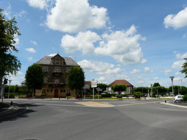 La mairie au carrefour des routes départementales 102 et 940, Biars-sur-Cère, Lot, France.