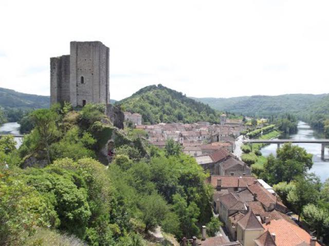 Luzech- Le village, le donjon et le cingle du Lot