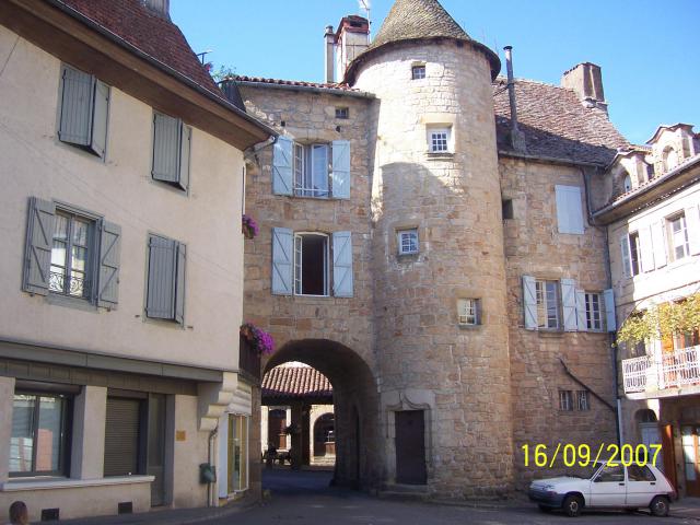 Porte de la place du Fort à Lacapelle Marival