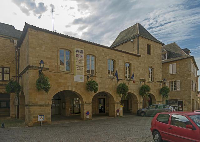 Français : Gourdon (Lot) - La façade de la Mairie