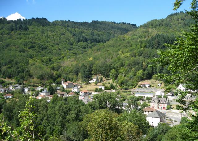 Vue du village Laval-de-Cère dans le département du Lot en France. Photo prise du chemin montant la colline en direction du lieu-dit Le Sol.