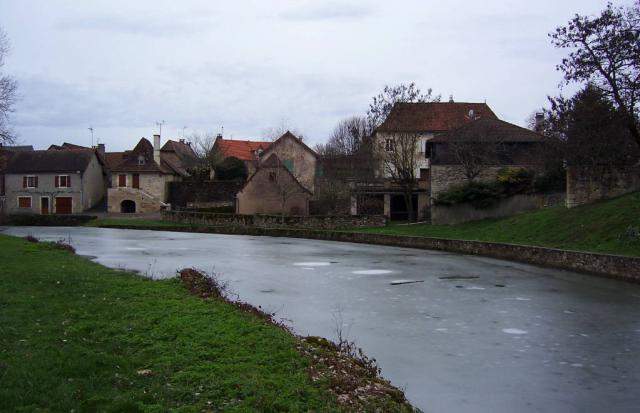 Digue et retenue d'eau sur le ruisseau d'Assier en France