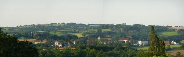 Vue générale du bourg de la commune de Saint-Projet dans le département du Lot (46) en France.