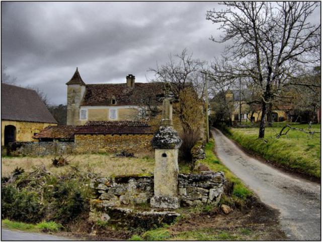 PAYRIGNAC [46] - Croix et 2 pigeonniers au hameau de Cournazac. (février 2008)
