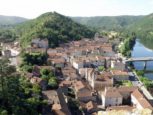Luzech, ville dans le département du Lot, région Midi-Pyrénées, France. Vue générale de la ville prise depuis le sommet du donjon. Coup…