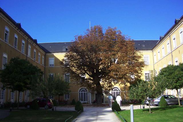 Photo de la cour intérieure de l'hopital "La Roseraie" de Montfaucon dans le Lot.