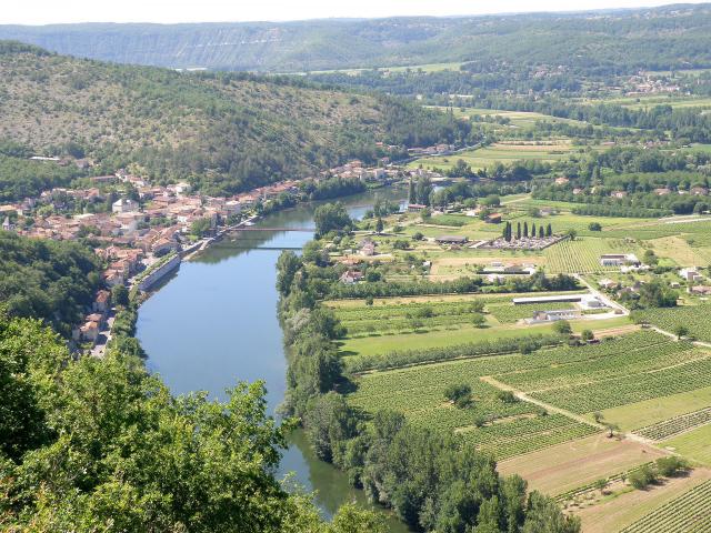 Douelle, commune du département du Lot, France (région Midi-Pyrénées). Vue générale du bourg, situé sur la rive gauche du Lot. Vue prise depuis la cévenne de Douelle, au sud-est du bourg. La plaine à droite, déterminée par une boucle du Lot, appartient également à la commune.