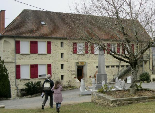 Vue de l'école de Terrou dans le département du Lot en France.