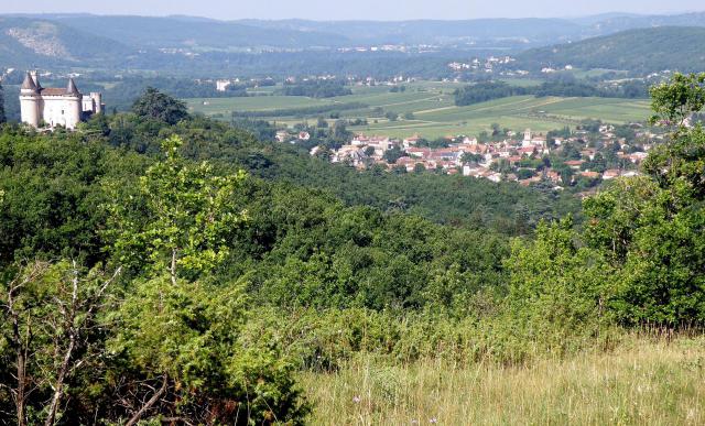 Vue générale de Mercuès, commune et village du dép. du Lot (région Midi-Pyrénées, France), situés sur le Lot à huit km env. au nord-ouest…