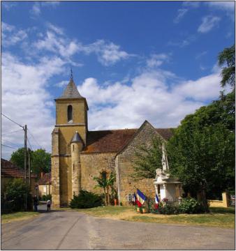 ANGLARS-NOZAC [46] - Le monument au mort (pavoisé pour le 8 mai) et l'église.