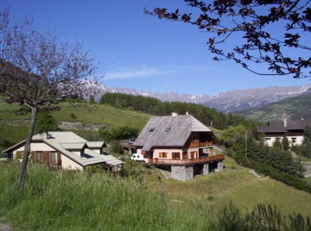 Barcelonnette - Les chalets sur les hauteurs de la ville
