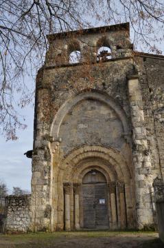 Pórtico de entrada de la Iglesia de Argenton en Lot y Garonne, Francia