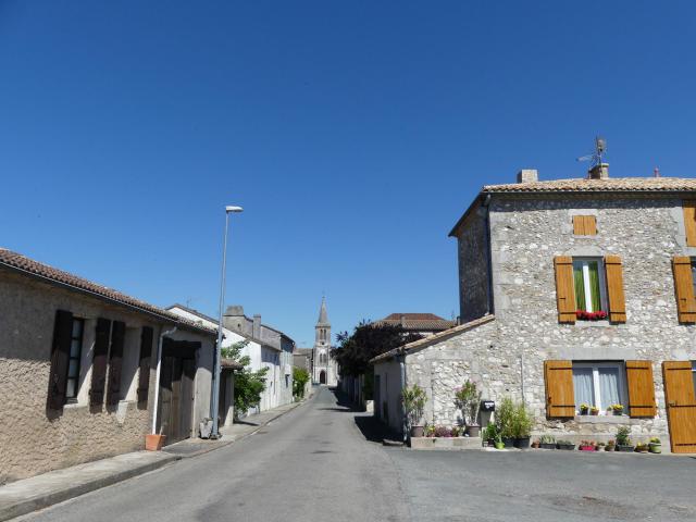 Rue dans le bourg de Castelnaud-de-Gratecambe, Lot-et-Garonne, France.