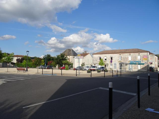 Sauveterre-Saint-Denis (47) : la place de Solgne