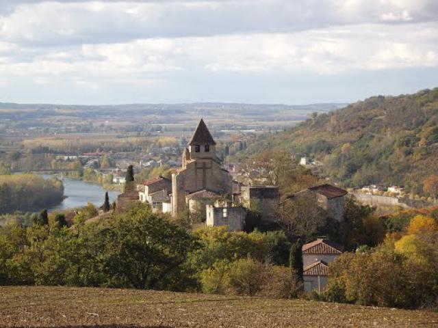 Clermont-Dessous- Le village, au second plan Port-Ste-Marie, et en arrière-plan la vallée de la Garonne