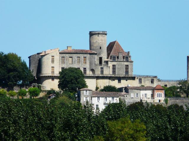 Le château de Duras (vu depuis le sud-ouest), Lot-et-Garonne, France