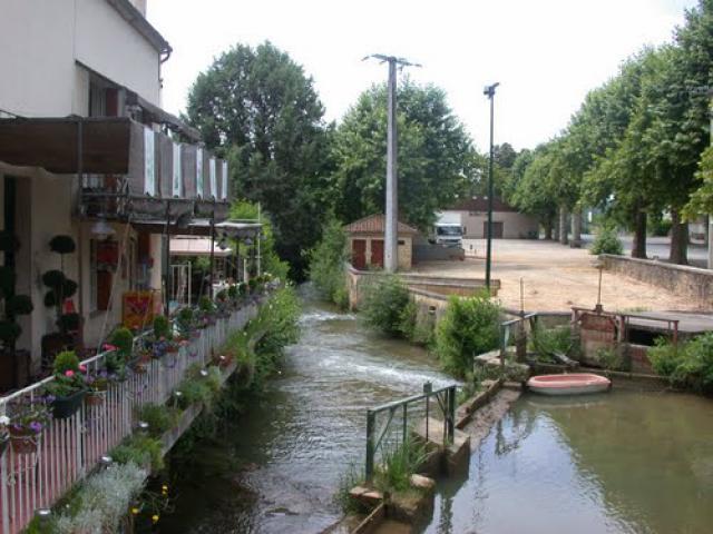 Het riviertje Lemance in het centrum van Sauveterre La Lemance