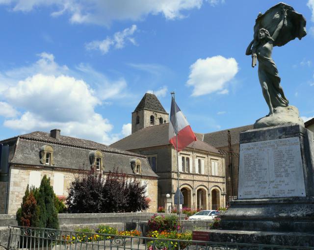 Sauveterre-la-Lémance - Monument aux morts, mairie, musée de Préhistoire, église