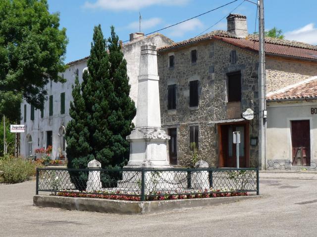 Monument aux morts, Fargues-sur-Ourbise, Lot-et-Garonne, France