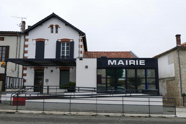 La mairie à La Croix-Blanche (Lot-et-Garonne, Aquitaine, France).