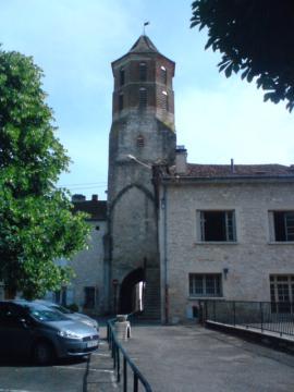 place du Royal de Layrac, tour isolée servant de clocher à l'église Saint-Martin