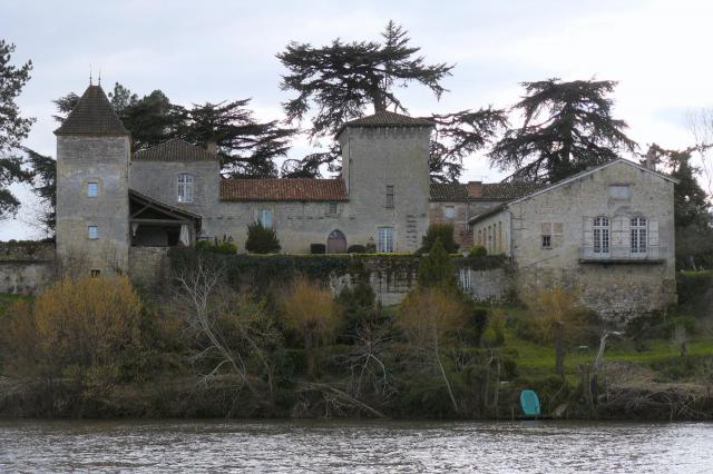 Château de Favols vu depuis la rive droite du Lot 2