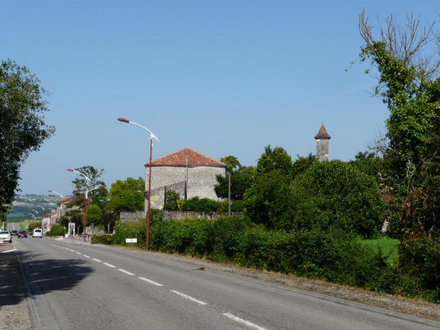 La route départementale 656 traverse le village de Calignac, Lot-et-Garonne, France.