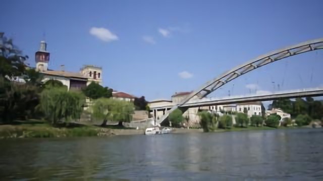 A view on the Castelmoron bridge