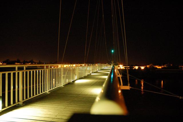 Le passage piéton sur la Garonne à Agen