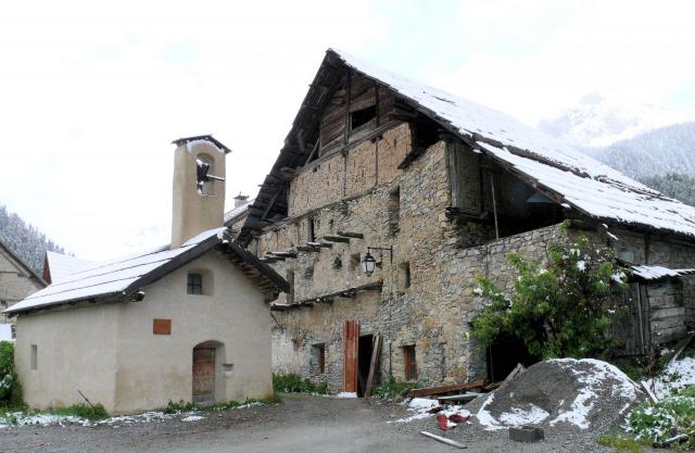 Cervières (Hautes-Alpes) - Lieu-dit le Laus - Chapelle Saint-Jean-Baptiste et maison-ferme