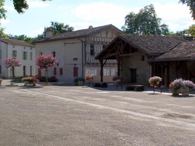 Place du village à Pindères (Lot-et-Garonne, France)