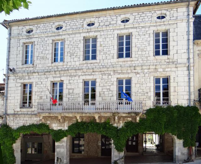 Monflanquin - Place des Arcades - La mairie