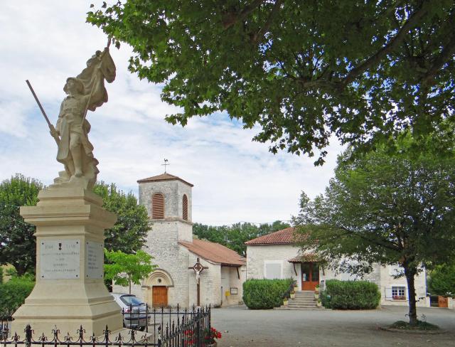 Masquières - Le monument aux morts de la Première Guerre mondiale, l'église Saint-Vincent à côté de la mairie