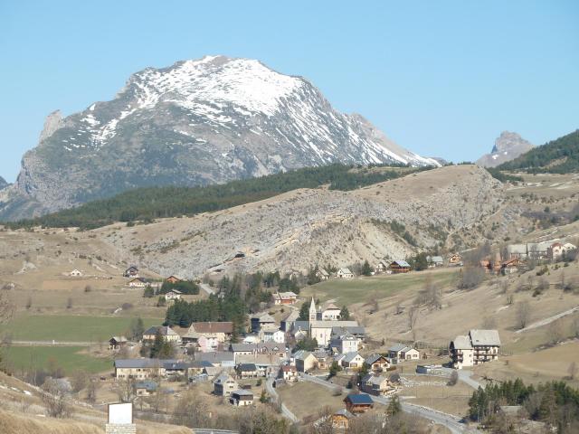 Vue générale de Saint-Étienne-en-Dévoluy. Au fond, le Gigon ou montagne de Saint-Gicon.