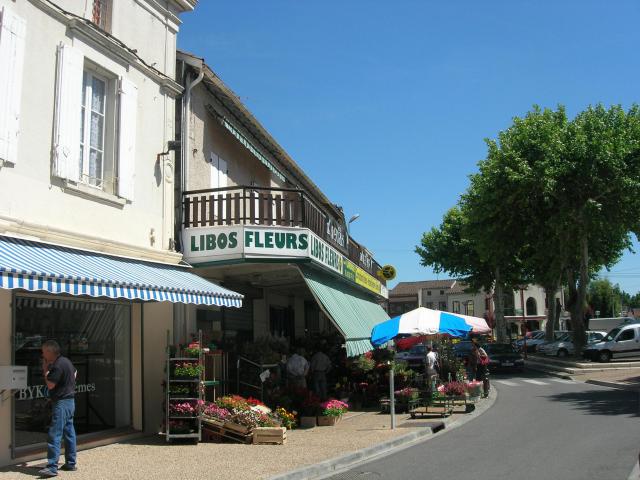 une rue de Libos (Lot-et-Garonne, Aquitaine, France).