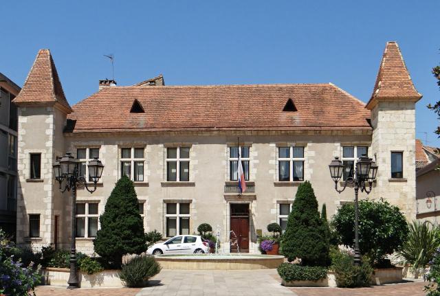 Nérac - La mairie, place du Général-De-Gaulle