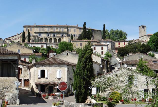 Château de Poudenas - Le château et l'église vus depuis le pont