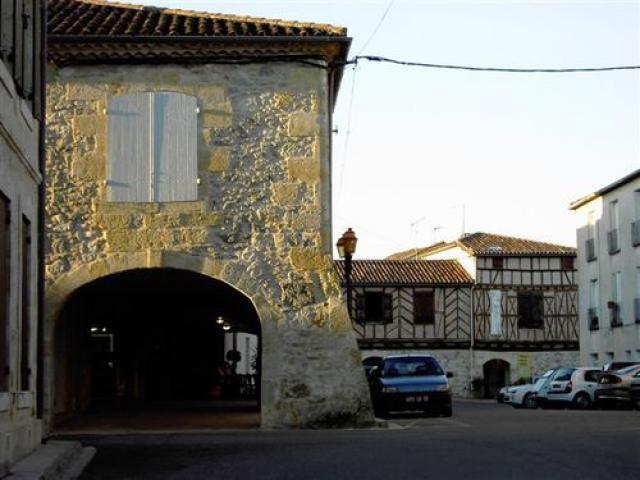 Place de la bastide française de Francescas en Pays d'Albret
