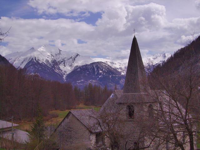 Vue des Borels (Champsaur) au printemps.