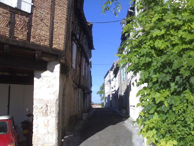 Jolie petite rue partant de la place principale