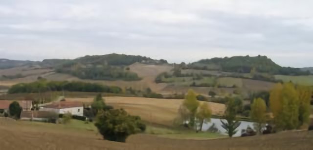 La vallée de la Petite Séoune et la colline arborée de Marcoux à droite