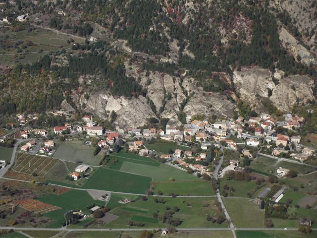 Vue du vieux village d'Espinasses depuis la montagne de la Scie
