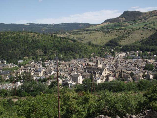 Marvejols (Lozère) vue du plateau de Lachamp. A droite, le truc du Midi, séparé du plateau du Poujoulet à gauche par la vallée du Coulagnet (quartier de l'Empery). Au fond à gauche, la montagne de la Boulaine.
